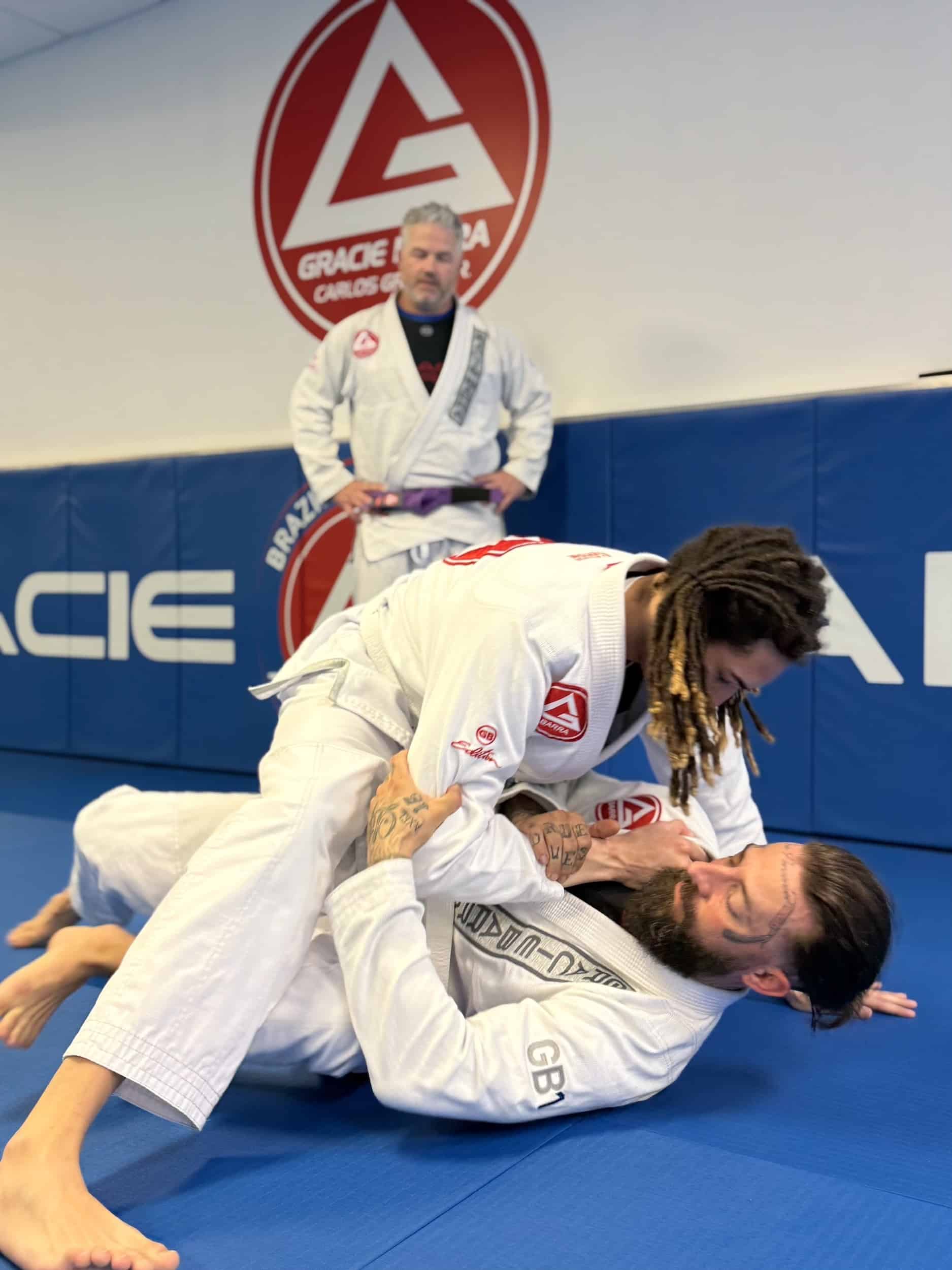 instructor from Gracie Barra Anniston watches as students spar for bjj class
